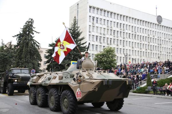 В Параде Победы в Пятигорске поучаствовали военная техника и ретро-автомобили. Видео